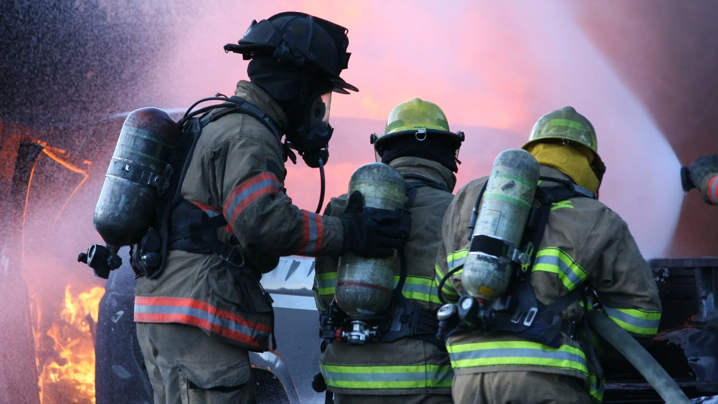 Bomberos de Santiago trabajando en un incendio